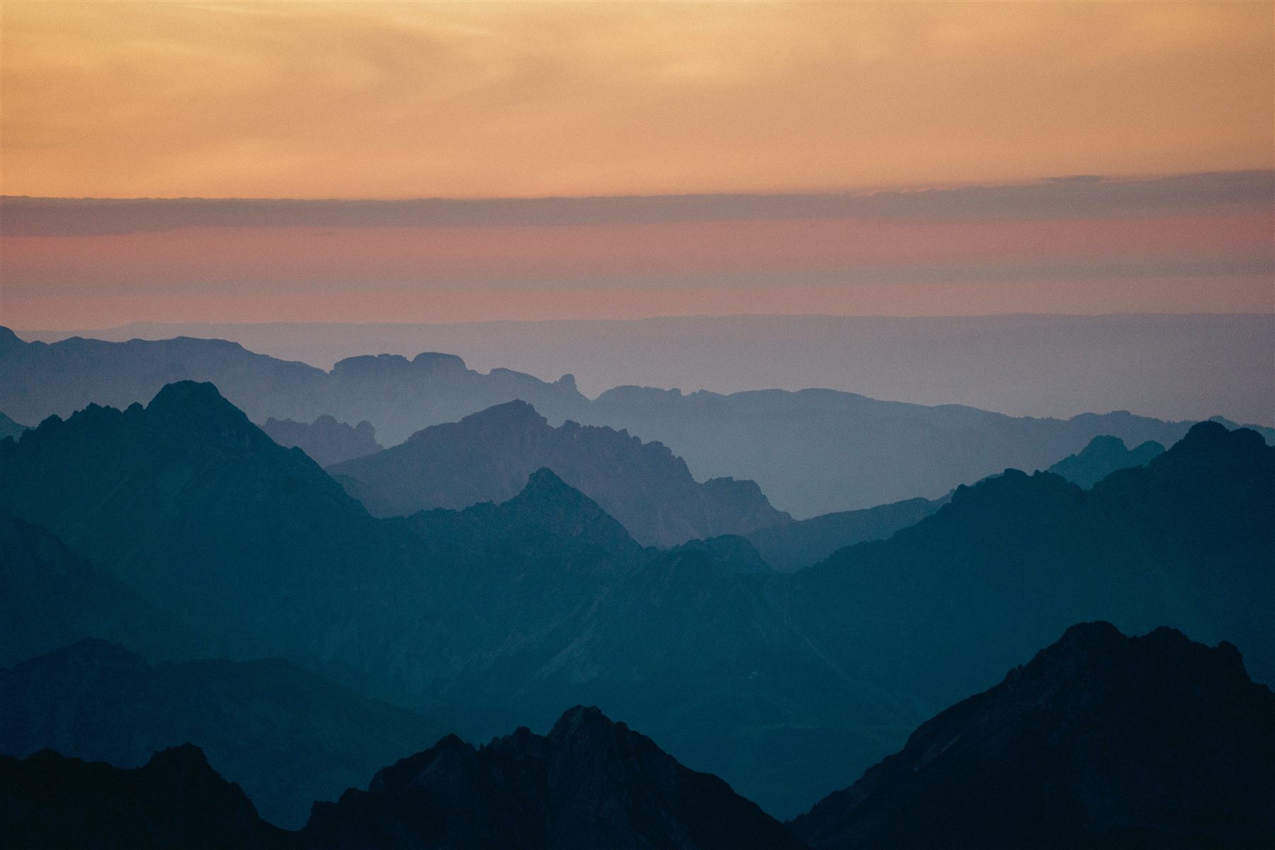 Blaue Bergketten im Abendrot